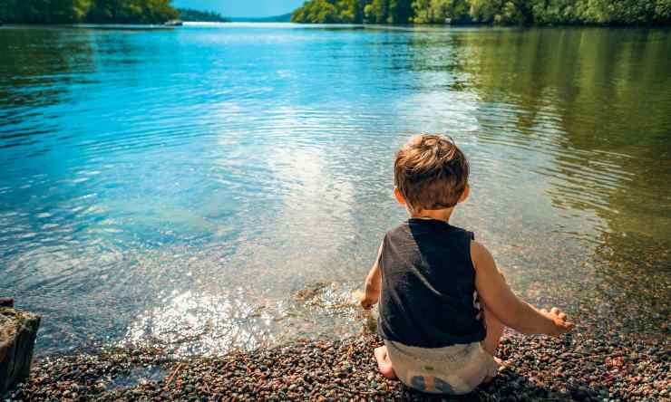 Bambino guarda un lago