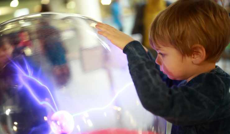 Bambino durante un'attività al museo