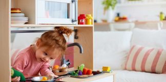 Bambina gioca in un negozio di giocattoli