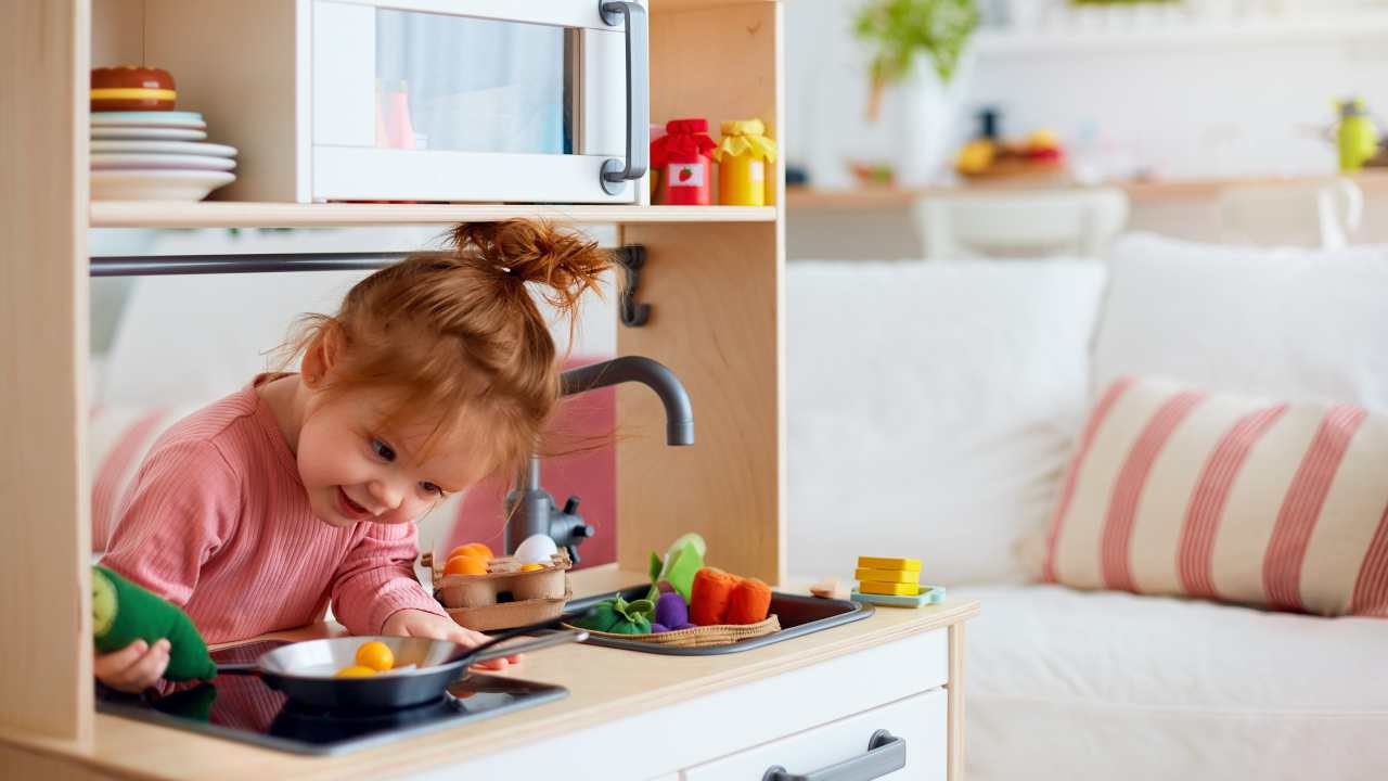 Bambina gioca in un negozio di giocattoli