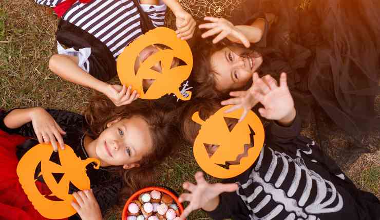 Bambini aspettano di celebrare Halloween