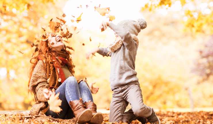 Mamma e figlio giocano durante una passeggiata nella natura