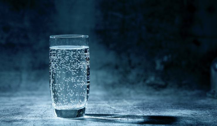 Bicchiere di acqua frizzante