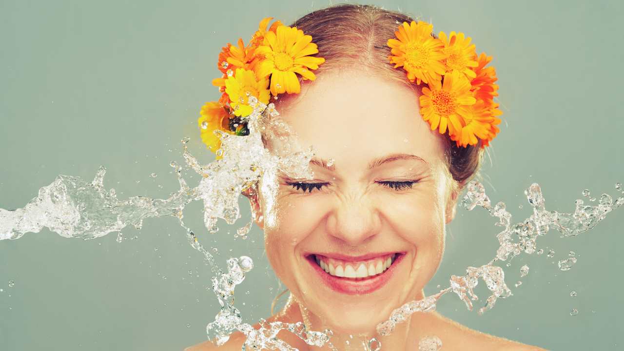 Acqua frizzante sul volto per il trucco