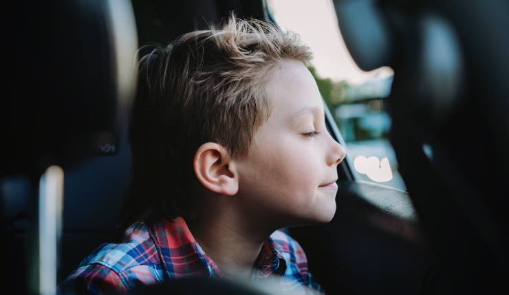 Mal d'auto nei bambini, consigli su come evitare