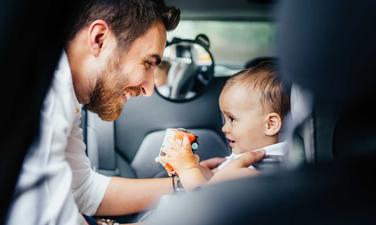 Padre e figlio in auto