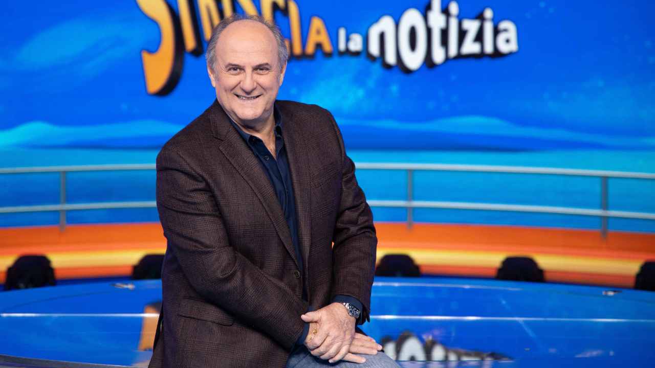 Gerry Scotti come non l'avete mai visto: irriconoscibile, non si è mai mostrato con questo 'accessorio' mammastyle