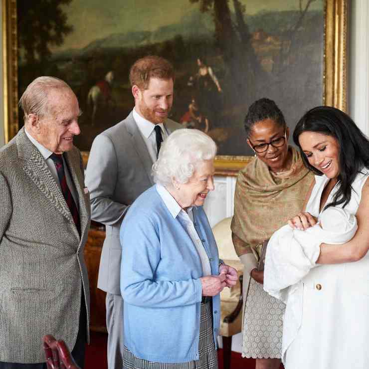 Harry e Meghan, il piccolo Archie sempre più fotocopia del papà: eccolo oggi