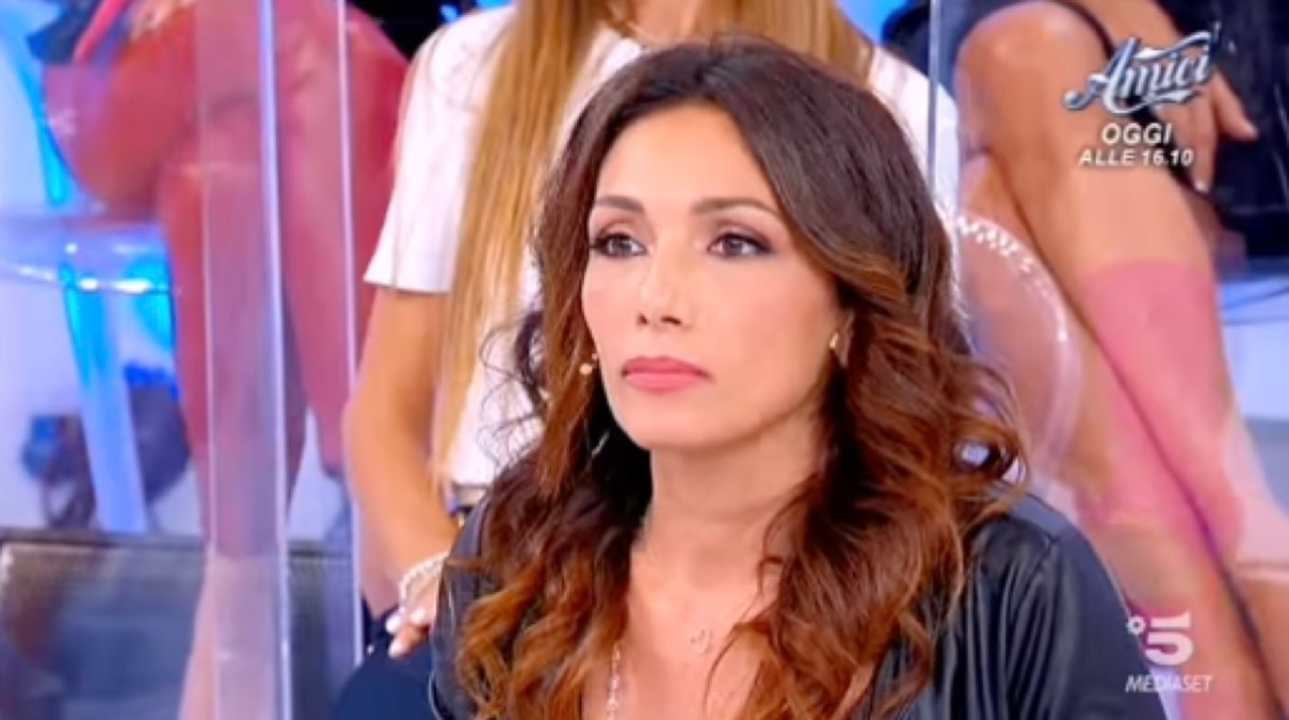 "Frenato per l'età": la dama di Uomini e Donne ha 51 anni, ma lui "credeva ne avessi 38", sembra una ragazzina