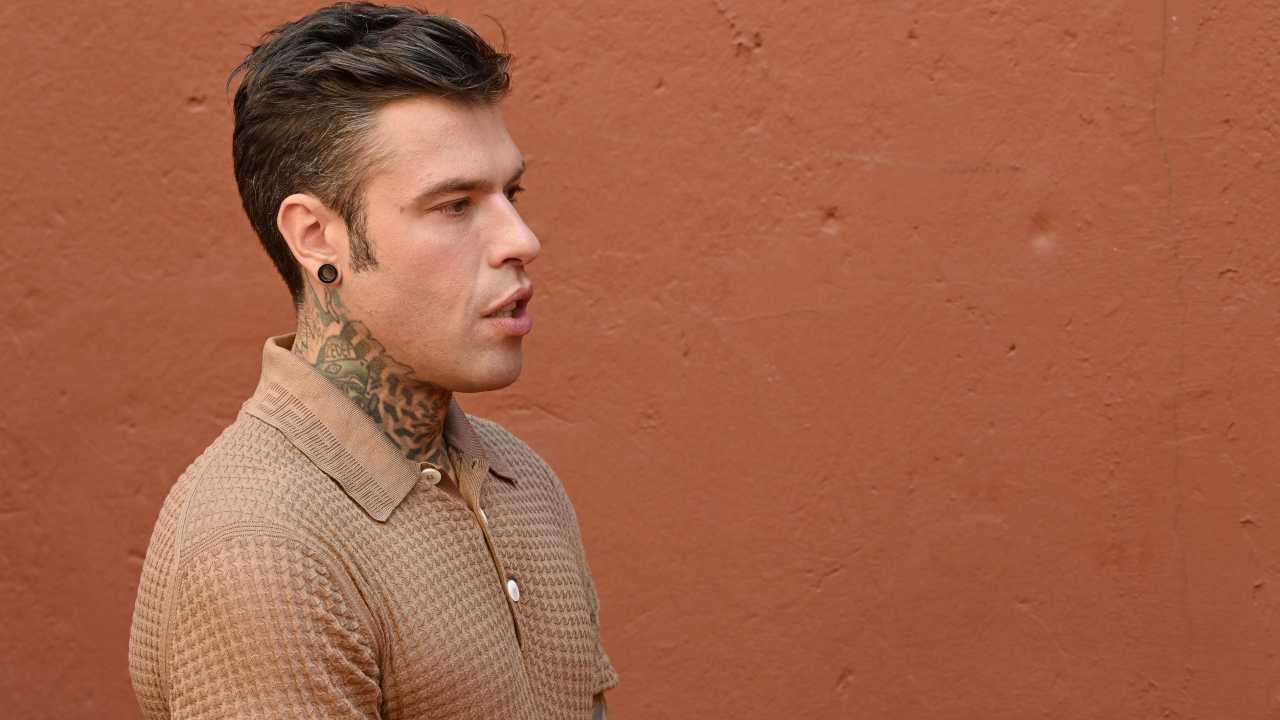 Fedez mostra gli addominali ma c'è qualcosa che non quadra: se ne accorgono tutti