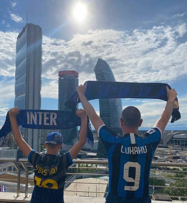 Amadeus festeggia la vittoria dell'Inter con suo figlio