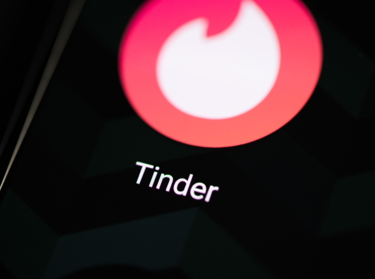 Tinder, il trucco per scoprire quali profili sono fake: dici addio alle fregature