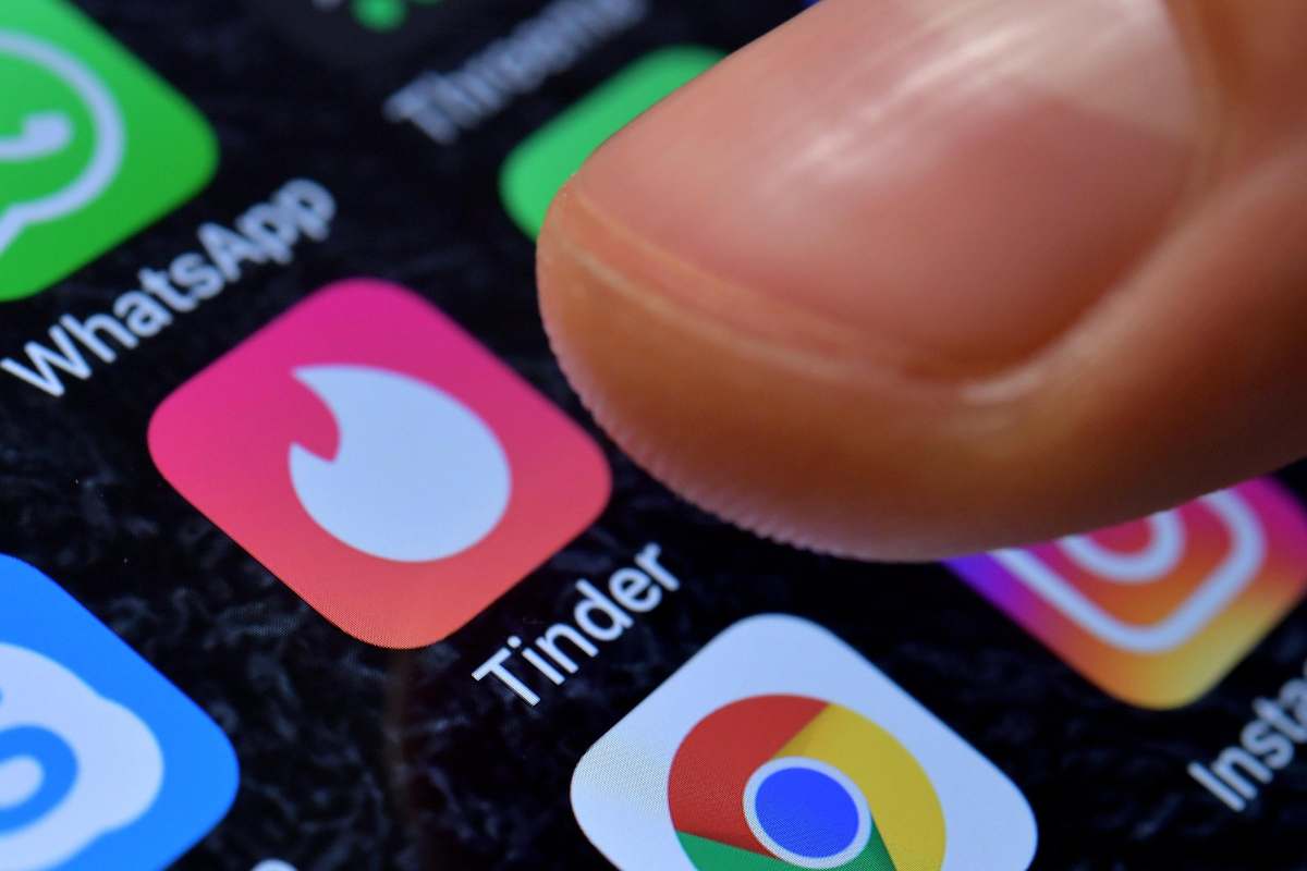 Tinder, il trucco per scoprire quali profili sono fake: dici addio alle fregature