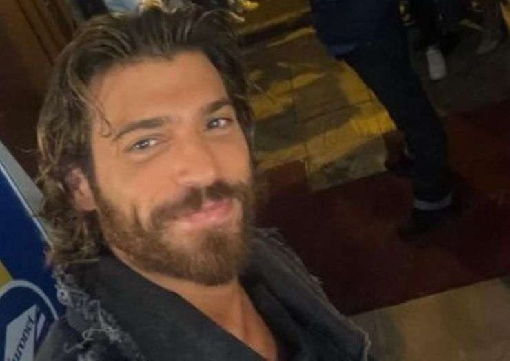 Can Yaman circondato dai fan grazie alla fama conquistata