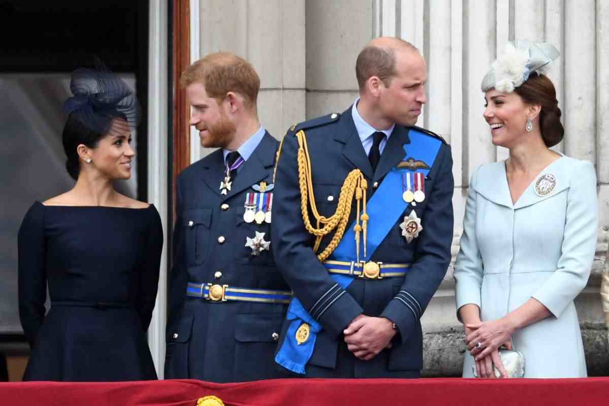 William, Kate, Harry e Meghan sul balcone