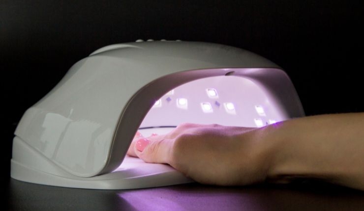 Lampada UV per unghie può causare tumori alla pelle