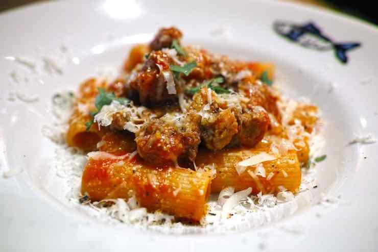 Come si prepara il ragù dello chef Cannavacciuolo