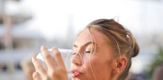 quanta acqua bere al giorno