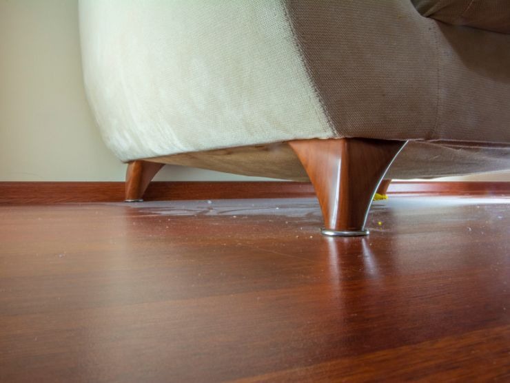 eliminare velocemente polvere sotto divano