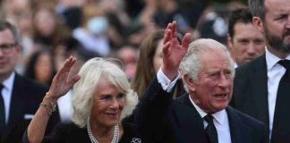 Gli abiti di Carlo e Camilla