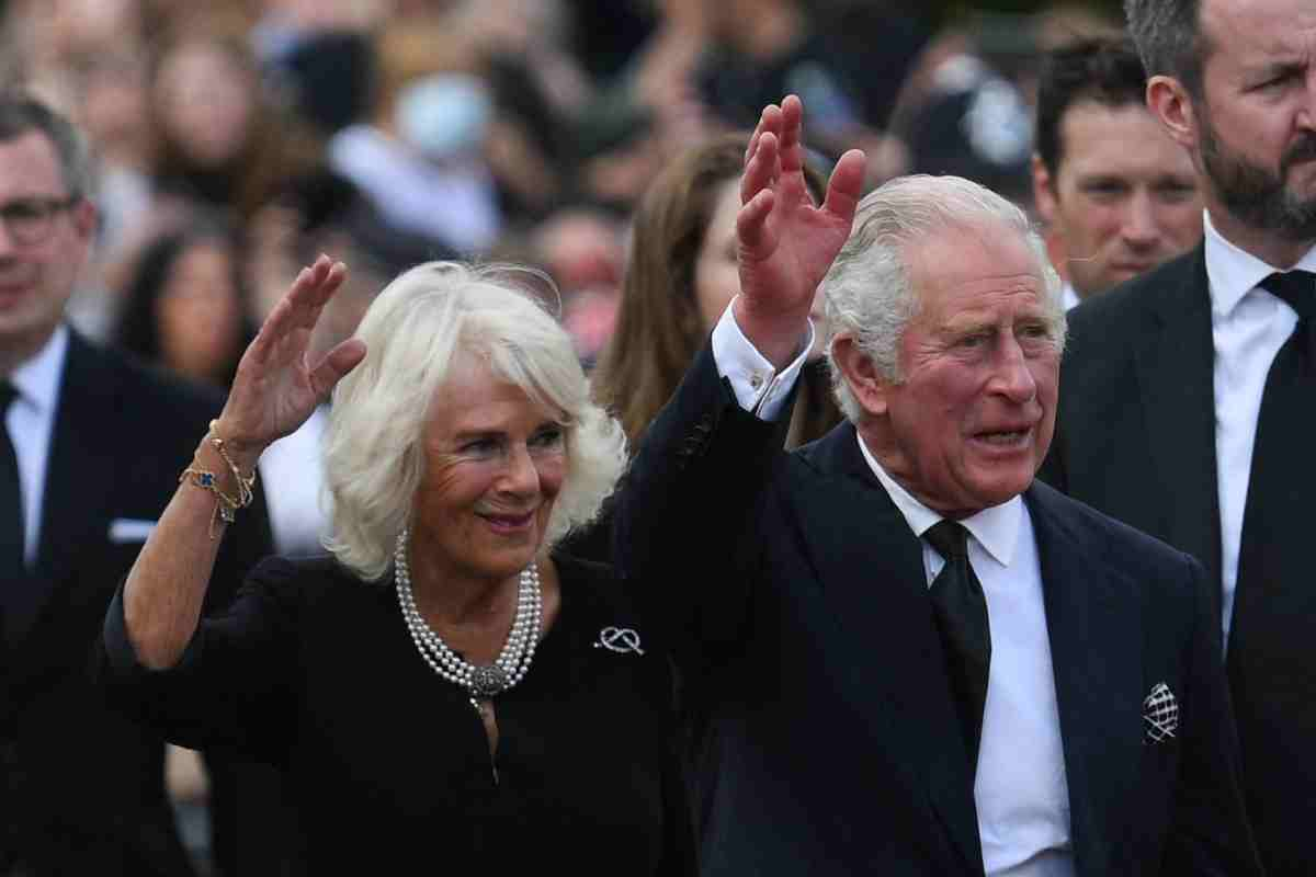 Gli abiti di Carlo e Camilla 