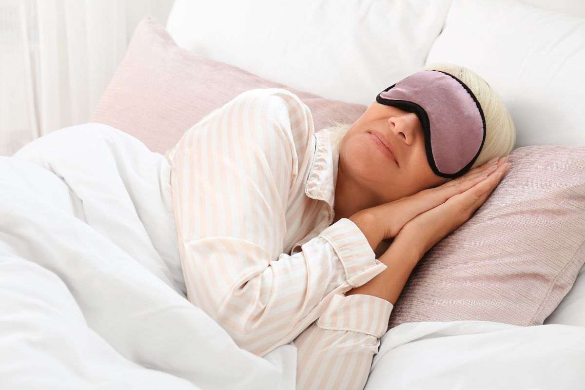 Dormire con la mascherina ha benefici sul cervello