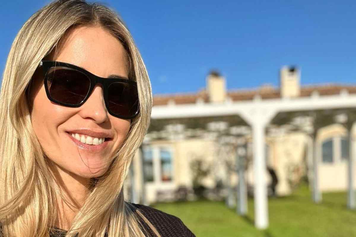 Elena Santarelli fa impazzire tutti col nuovo vestitino