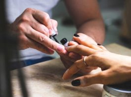 Come applicare lo smalto: ecco il trucco