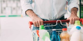 uomo supermercato pericoloso motivo