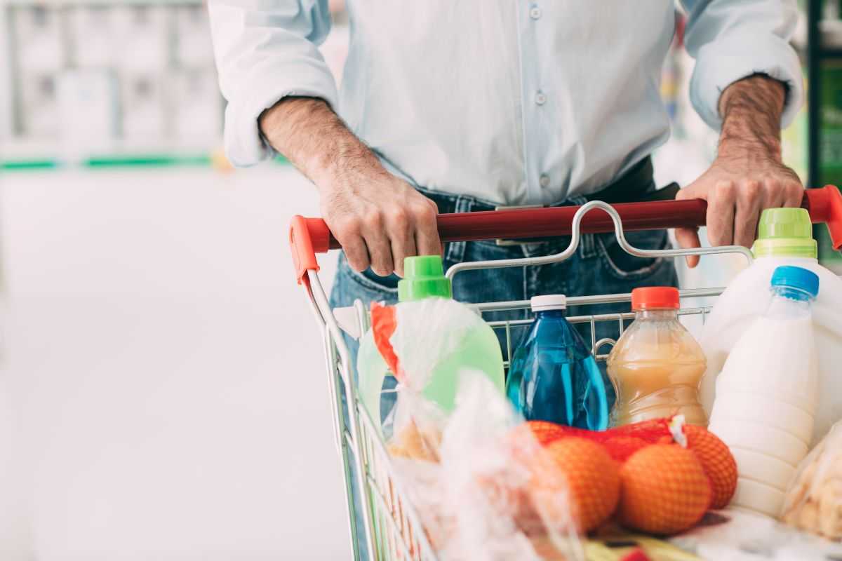 uomo supermercato pericoloso motivo