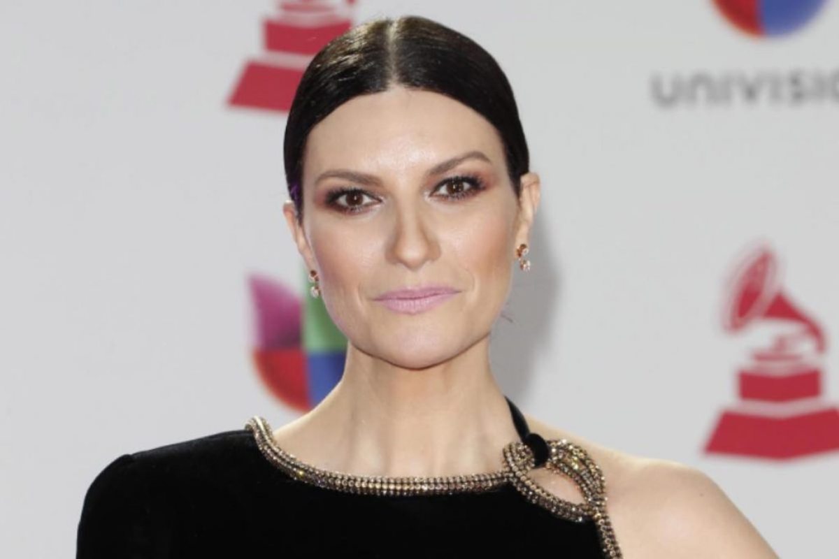 Laura Pausini e l'omaggio in volo