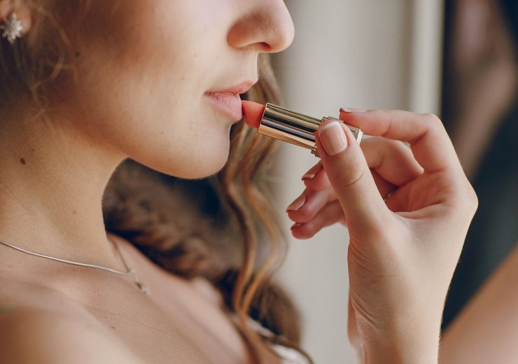 Come trasformare il tuo lipstick cremoso in un rossetto no transfer