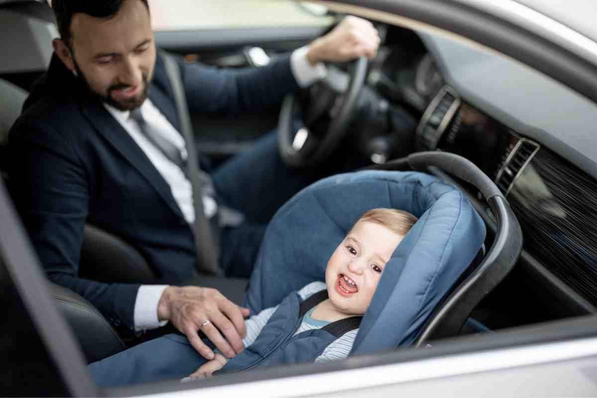 Attenzione ai bambini nel seggiolino auto