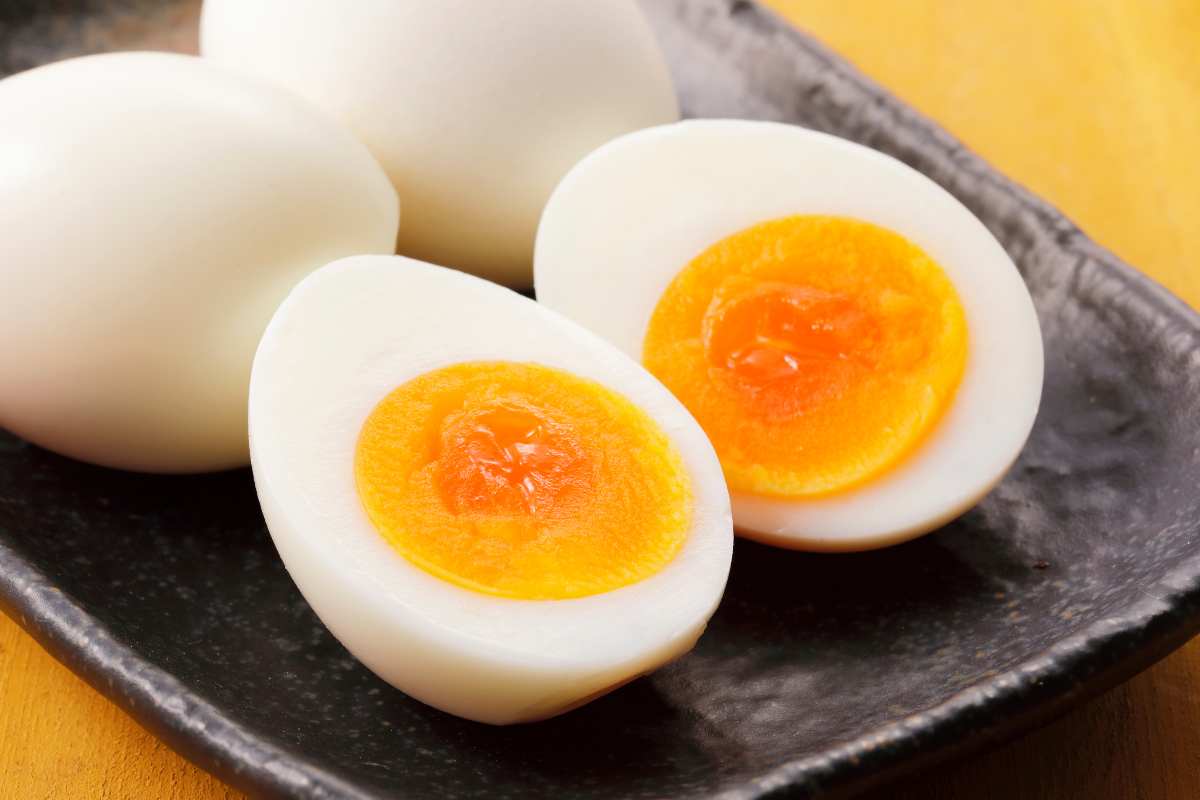 Come cucinare un uovo sodo perfetto con la regola del 5+5