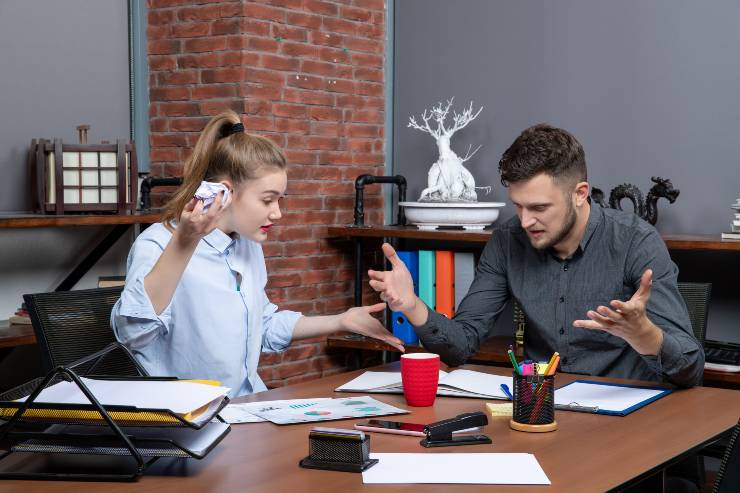 colleghi ufficio sono si stanno simpatici