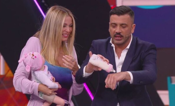 diletta leotta cambia il pannolino