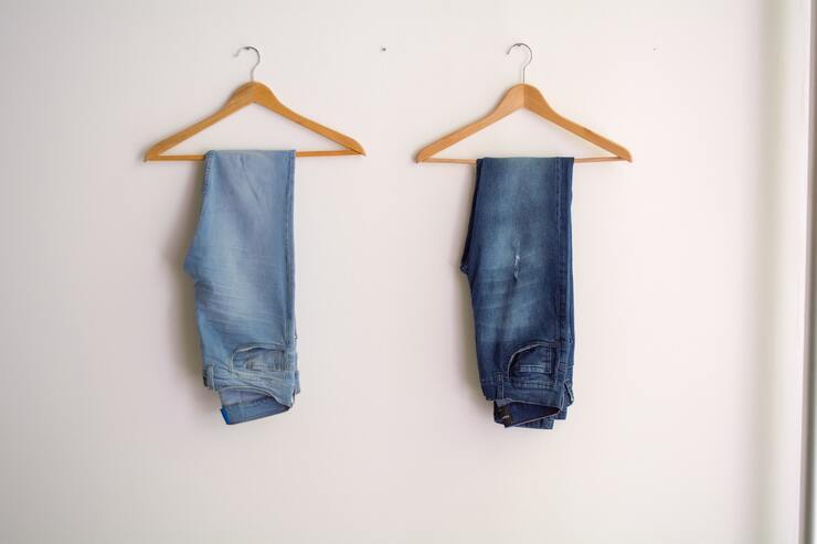 Jeans sugli appendini