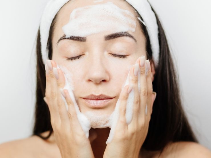 consigli dermatologi lavare bene viso