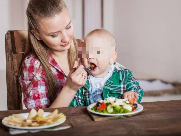 Mamma cibo bambino