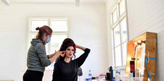 tagli medi capelli mossi dalla parrucchiera