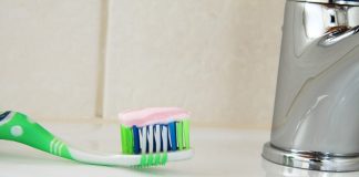 Perché cambiare lo spazzolino ogni 4 mesi: i rischi