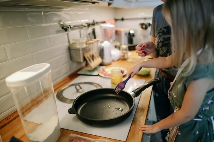 padella unta per mantenere l'antiaderenza