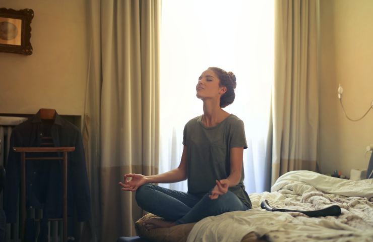 Meditare la sera: un'abitudine per spezzare il loop dell'ansia
