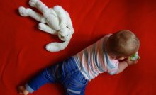 bimbo con peluche