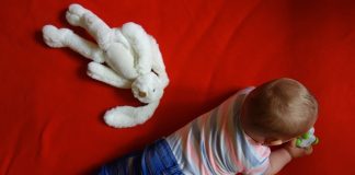 bimbo con peluche