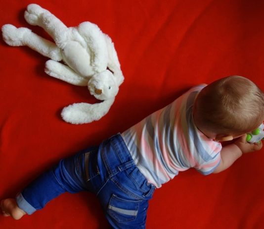 bimbo con peluche