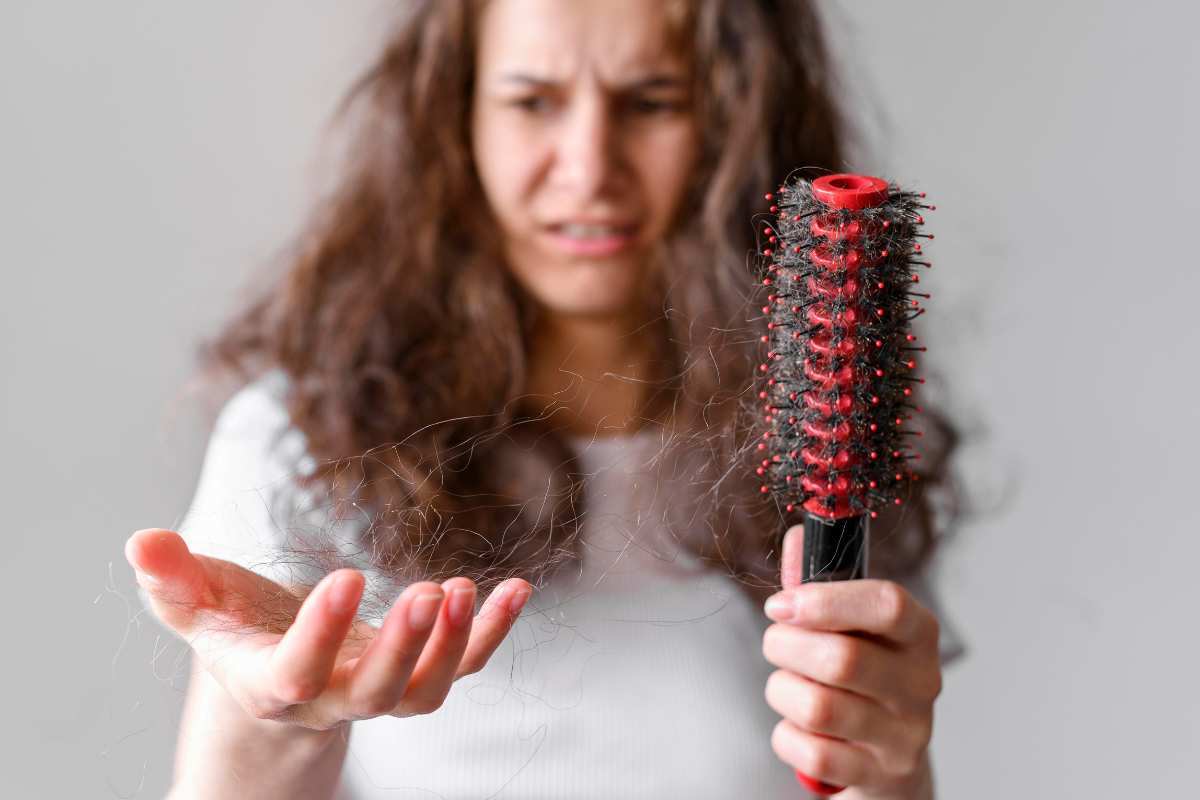 come evitare capelli aridi e spenti