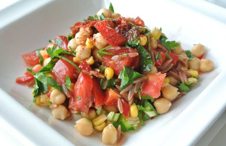 Insalata con ceci rucola pomodorini