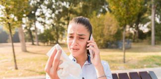 Donna piange per un uomo