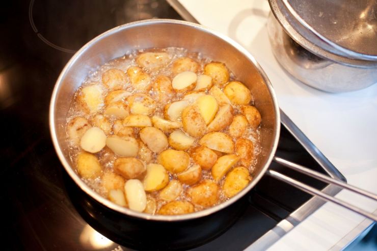 eliminare puzza di fritto dai capelli